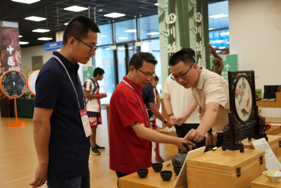 省腾博手机官网集团向导到大运村“有礼在四川”四川特色商品馆调研指导事情